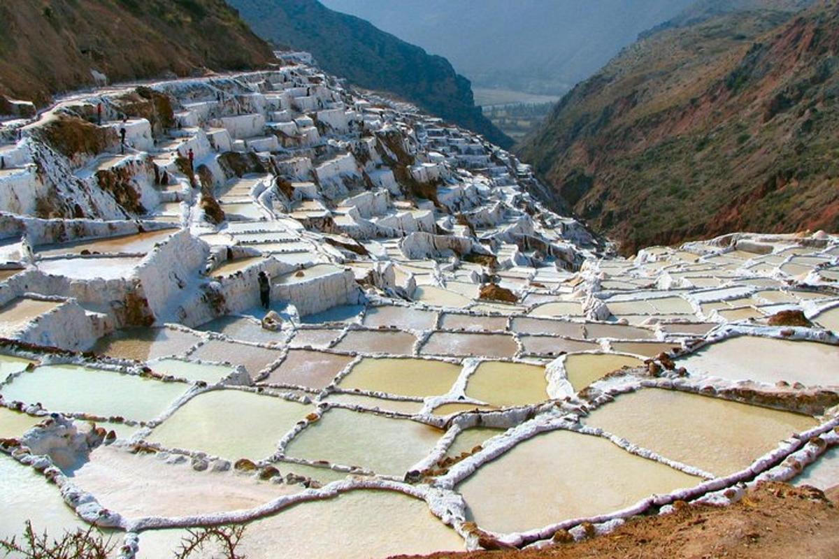 uma vista aérea de uma vila em uma montanha