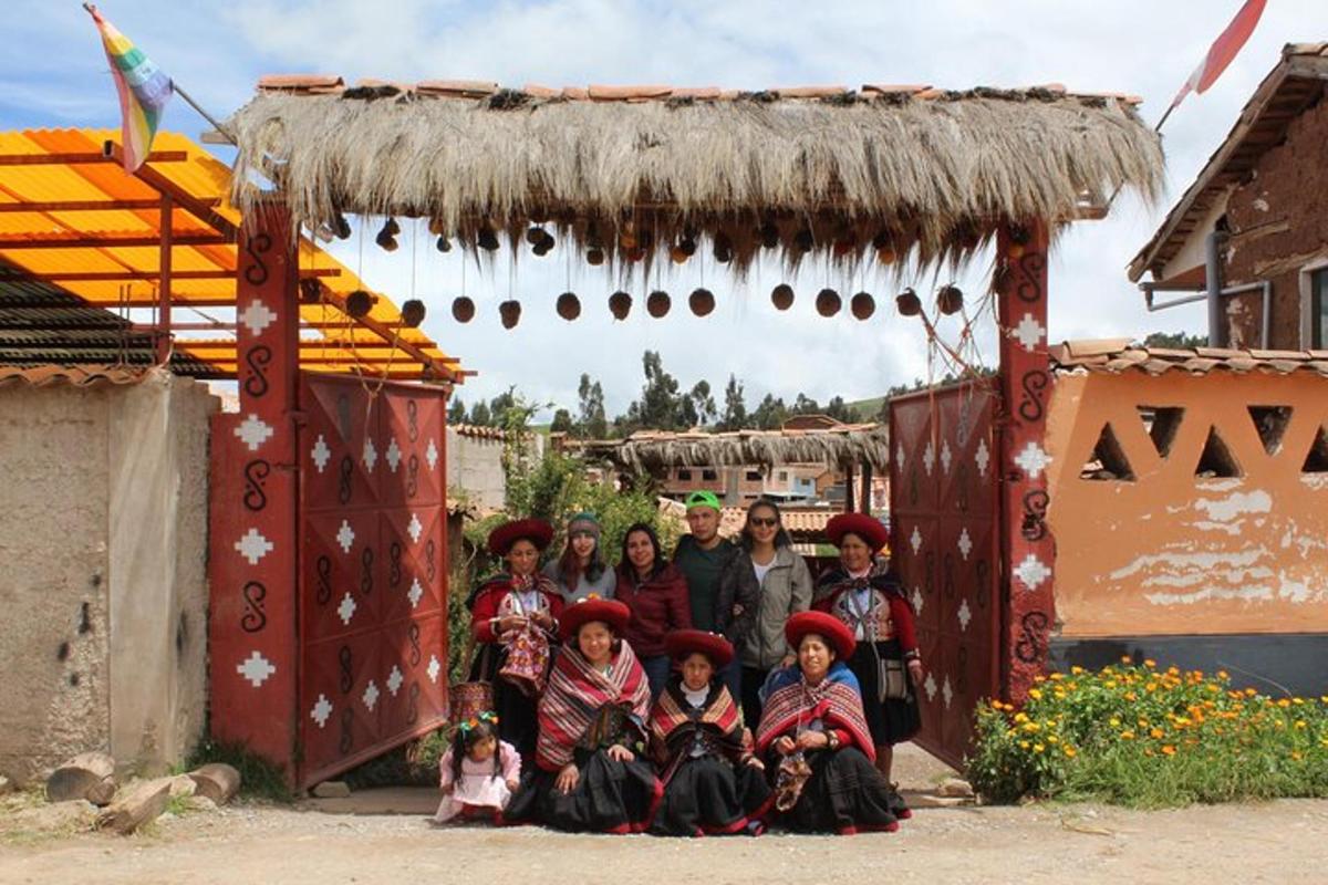 um grupo de pessoas posando para uma foto sob uma cabana