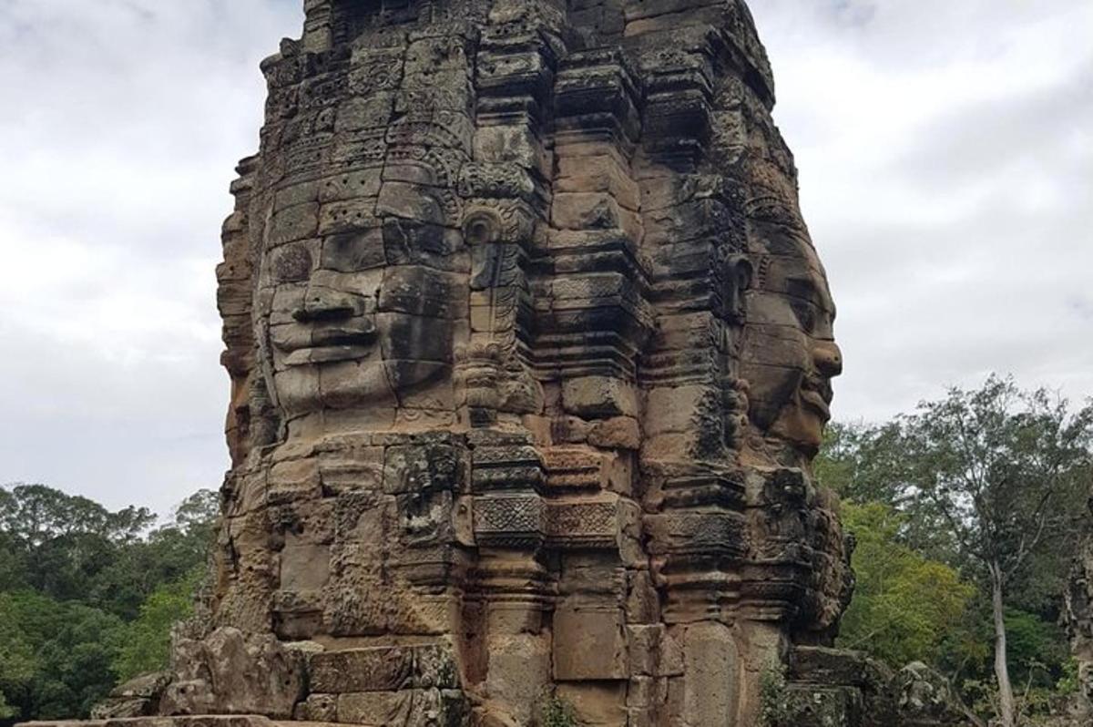una estructura de pedra alta amb cares
