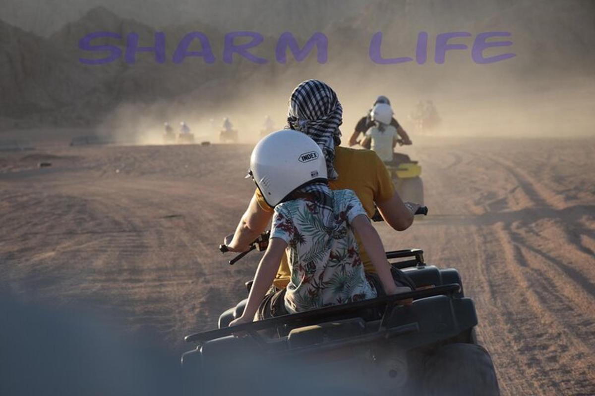 un gruppo di persone che viaggiano su un quad nel deserto