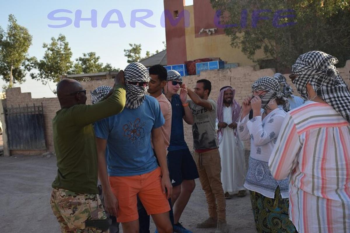 un gruppo di persone in piedi in gruppo con il velo