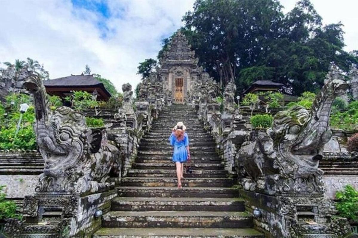 una donna che sale le scale di un tempio