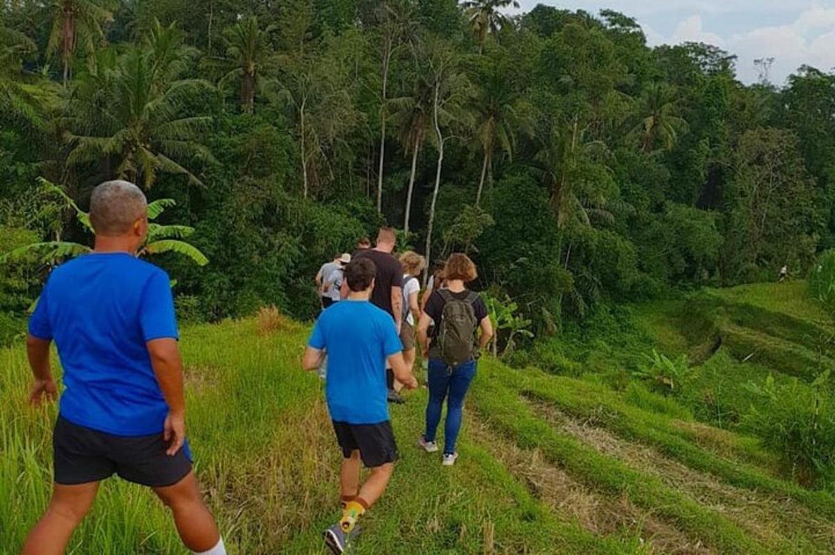 un grup de persones caminant per un camí de terra
