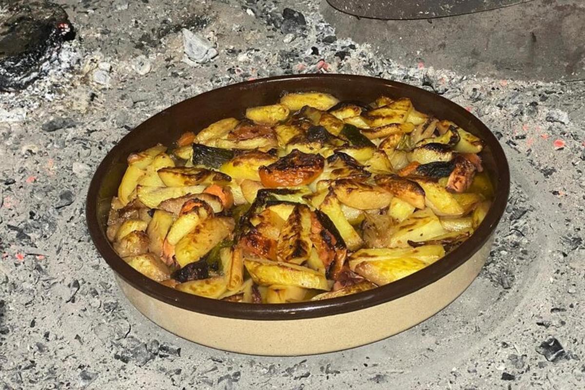 uma panela de comida sobre uma mesa