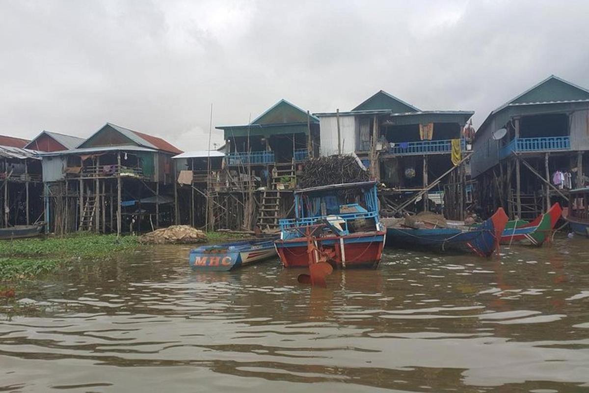 một nhóm nhà và thuyền trên mặt nước