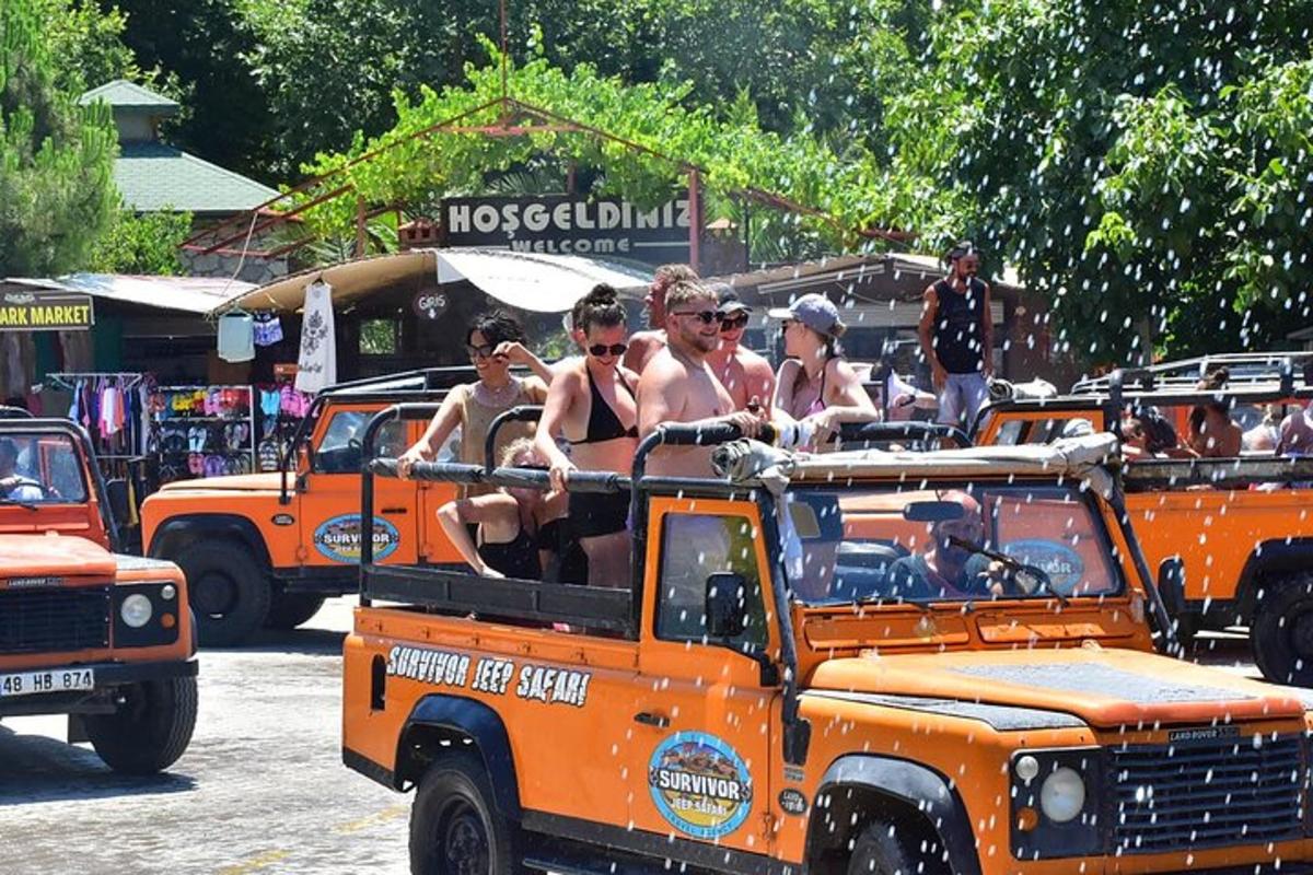 um grupo de pessoas sentadas na parte de trás de um caminhão laranja
