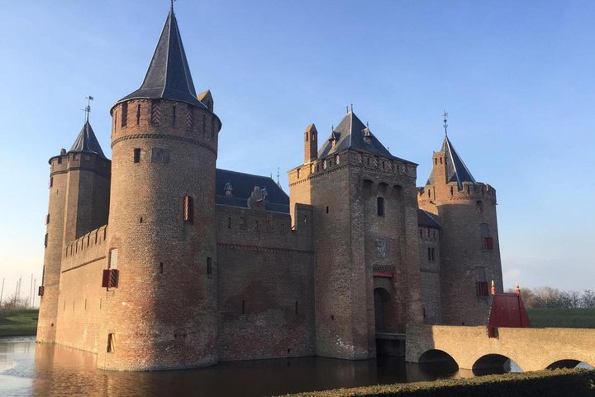 un castello con due torri nell'acqua