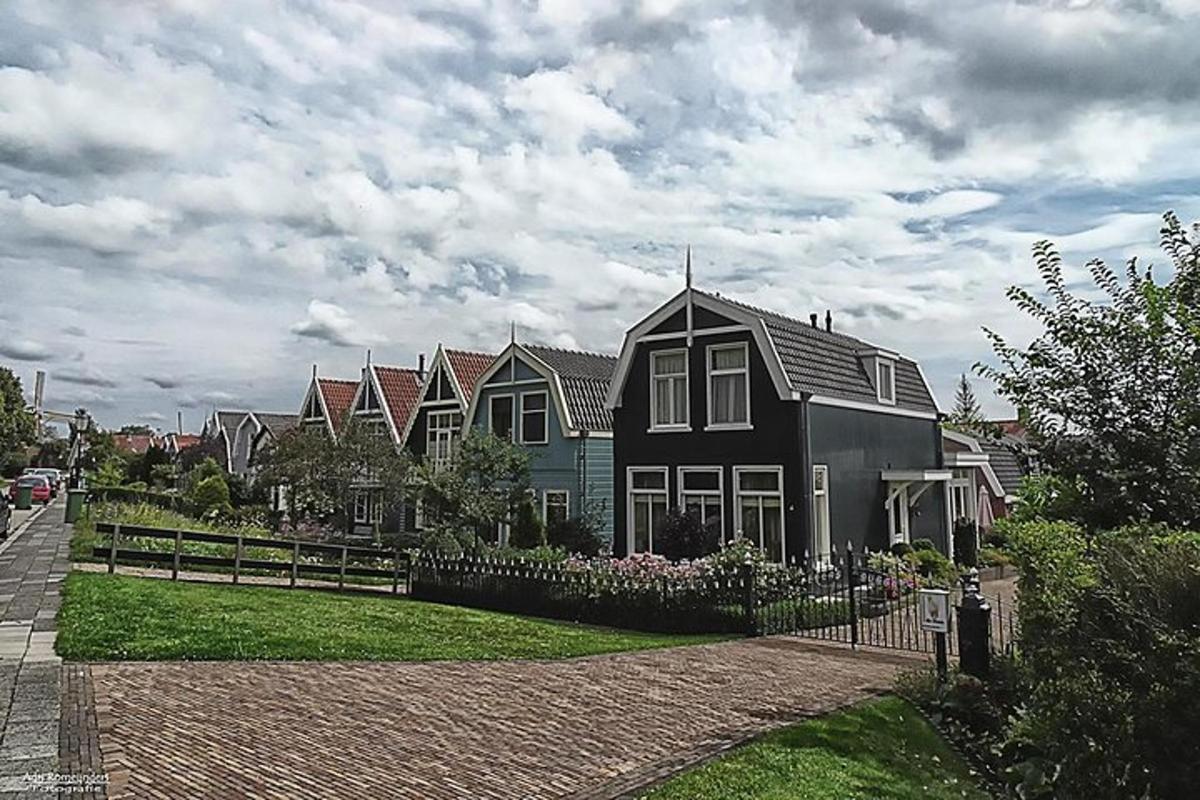 sekumpulan rumah di kawasan kejiranan perumahan