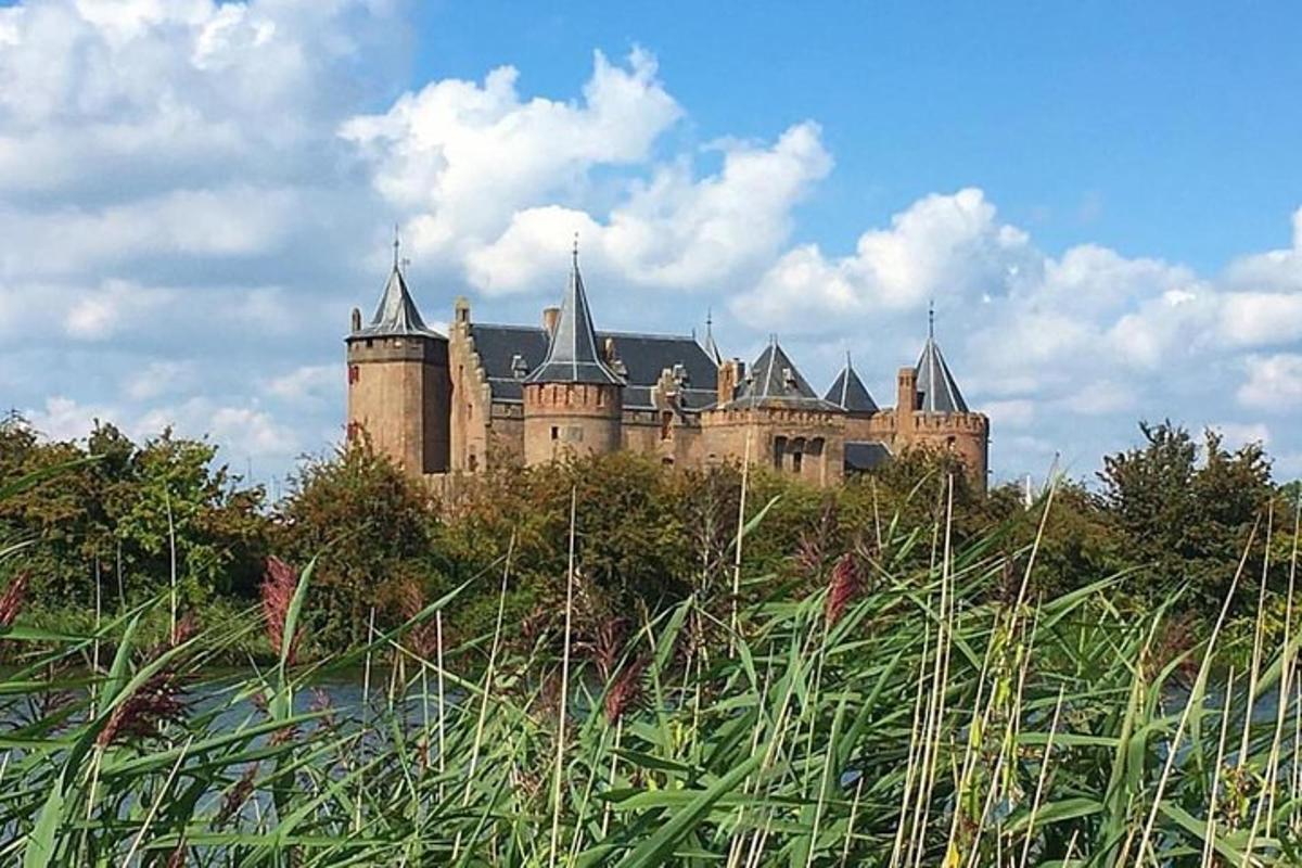 un castello situato in cima a una collina