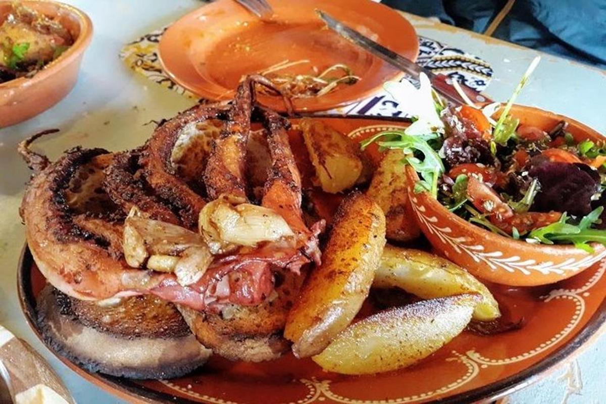 talíř jídla s masem a bramborami a salát