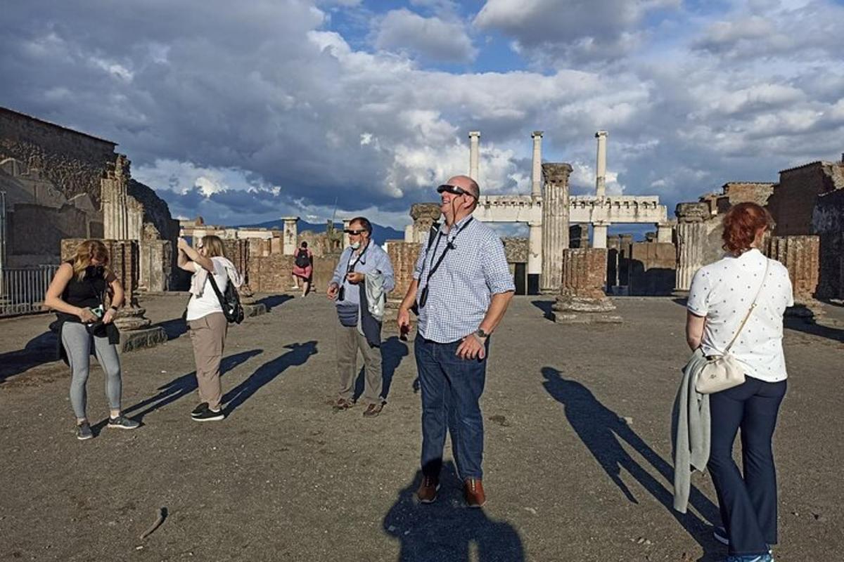 skupina lidí procházejících se kolem ruin