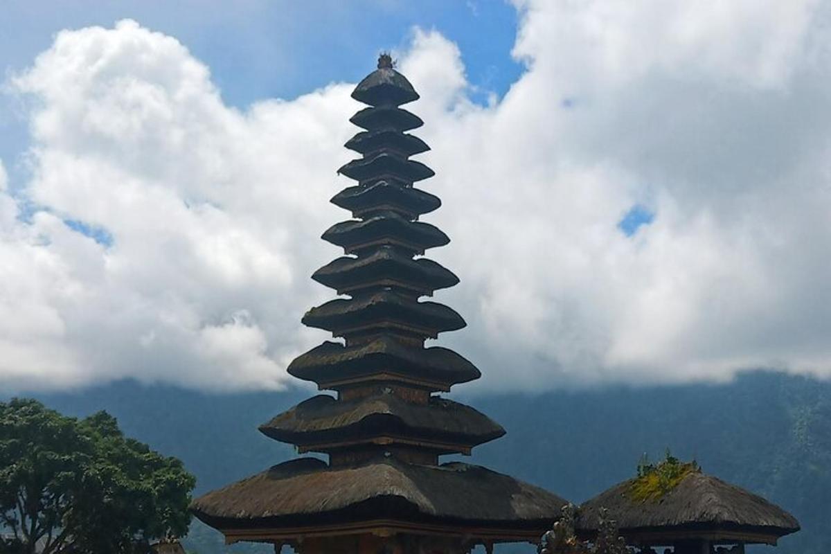 o pagodă mare cu cerul în fundal