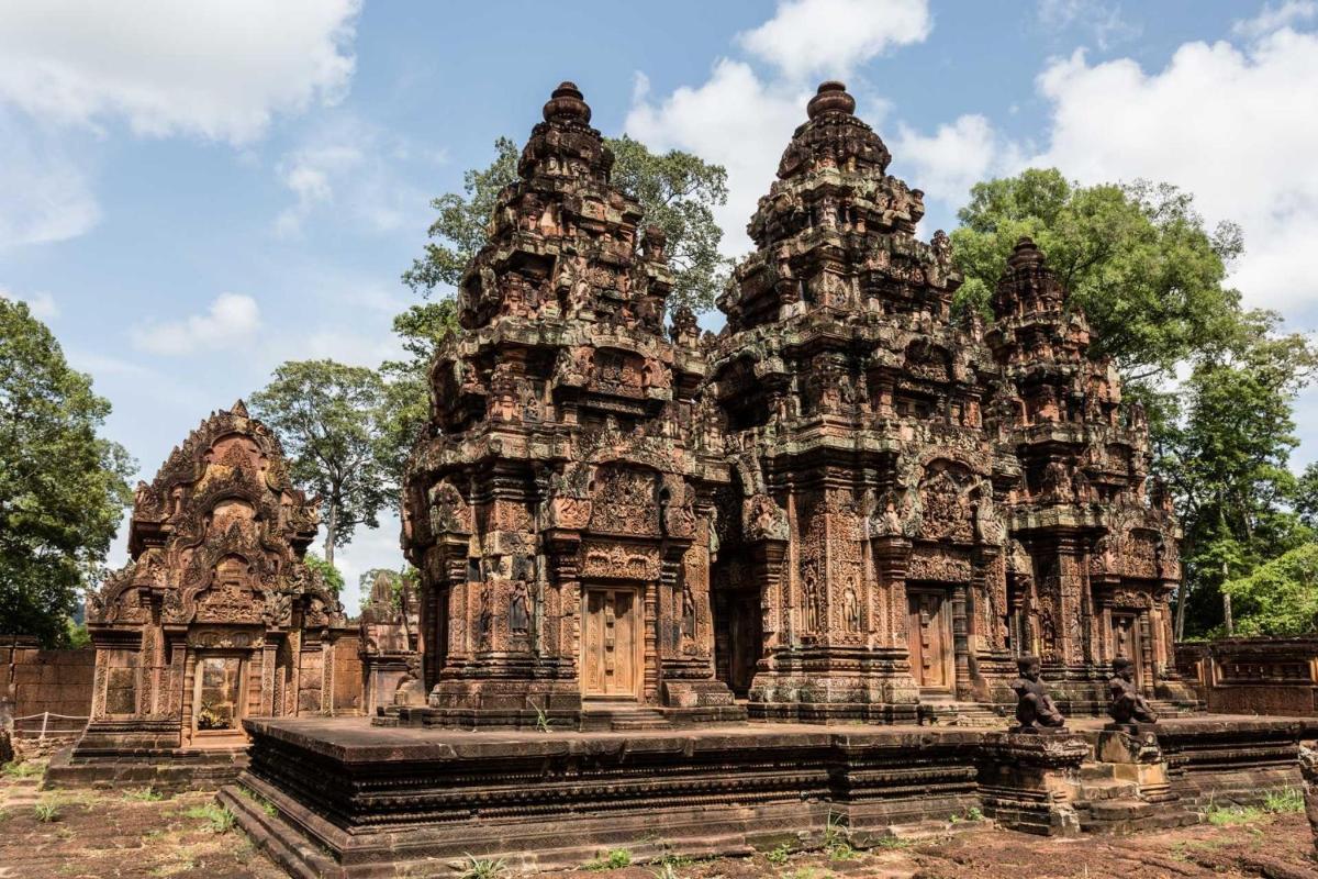 un grup de temple ornamentate într-un câmp