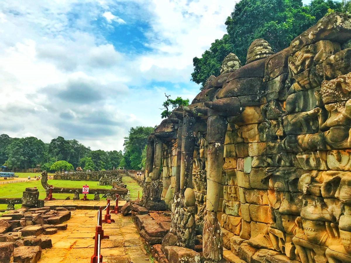 um muro de pedra nas ruínas de um templo