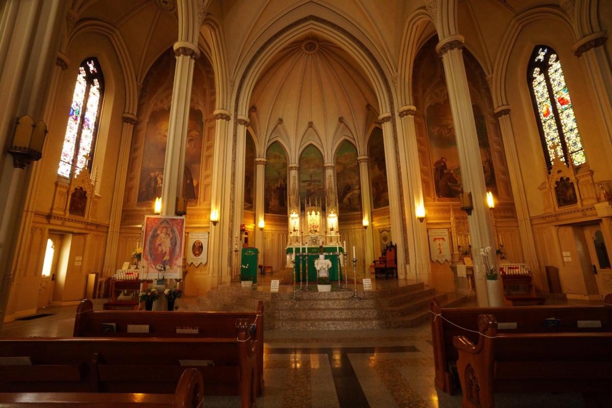 una iglesia grande con un altar y bancos