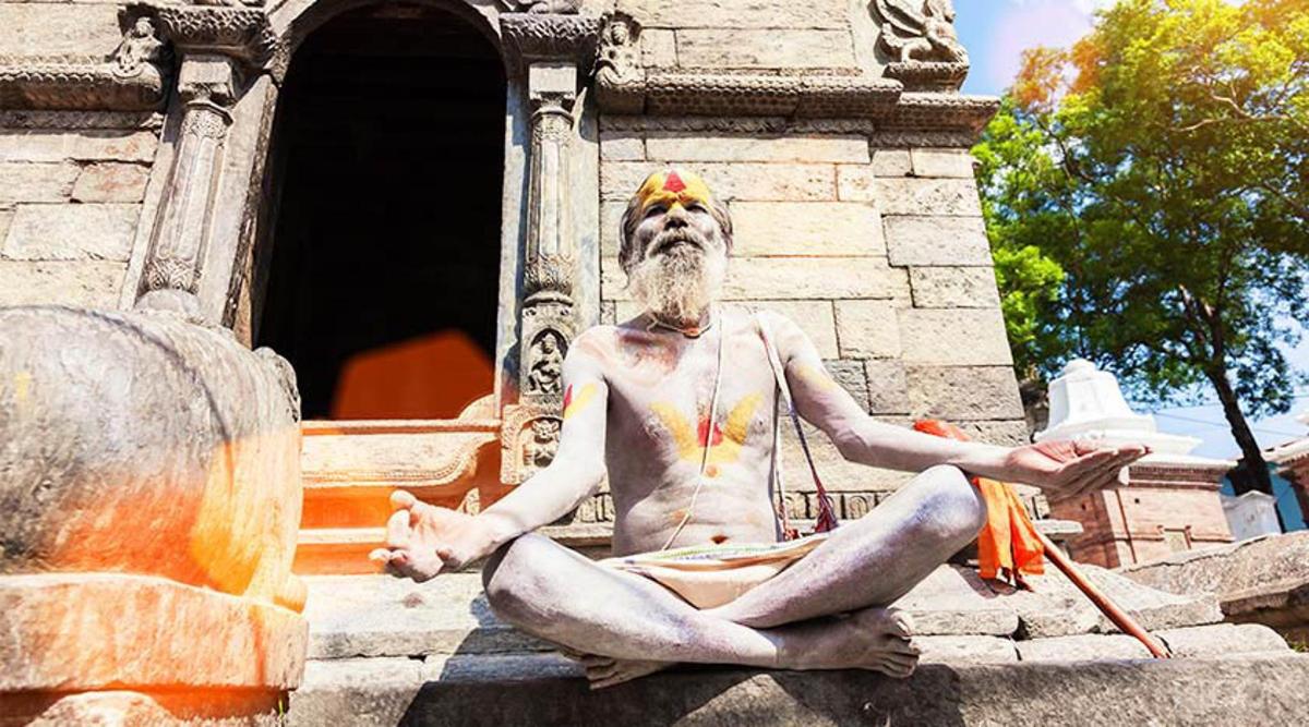 Una estatua de un hombre sentado en postura de meditación.