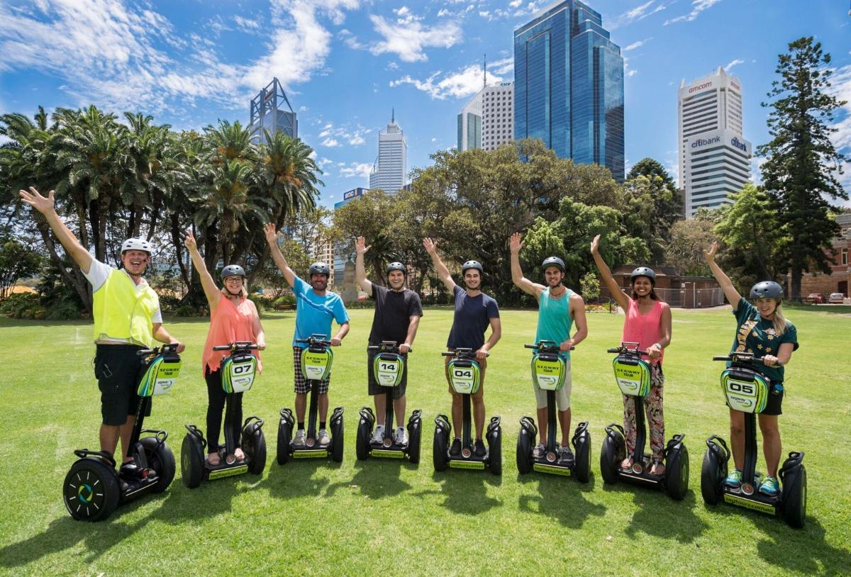 un grupo de personas en segways en un parque