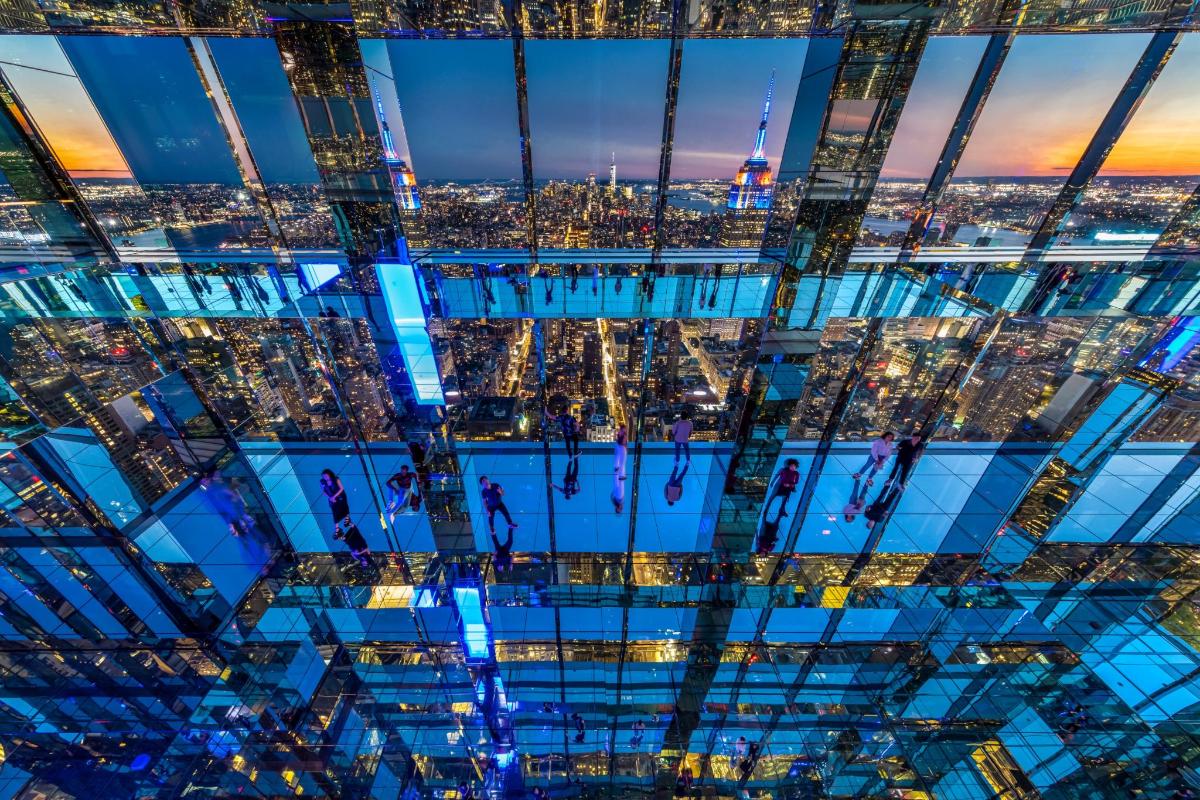una vista de la ciudad desde lo alto de un rascacielos