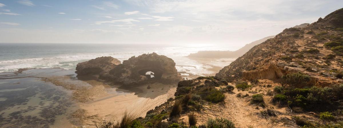 una vista d'una platja amb una cova a les roques