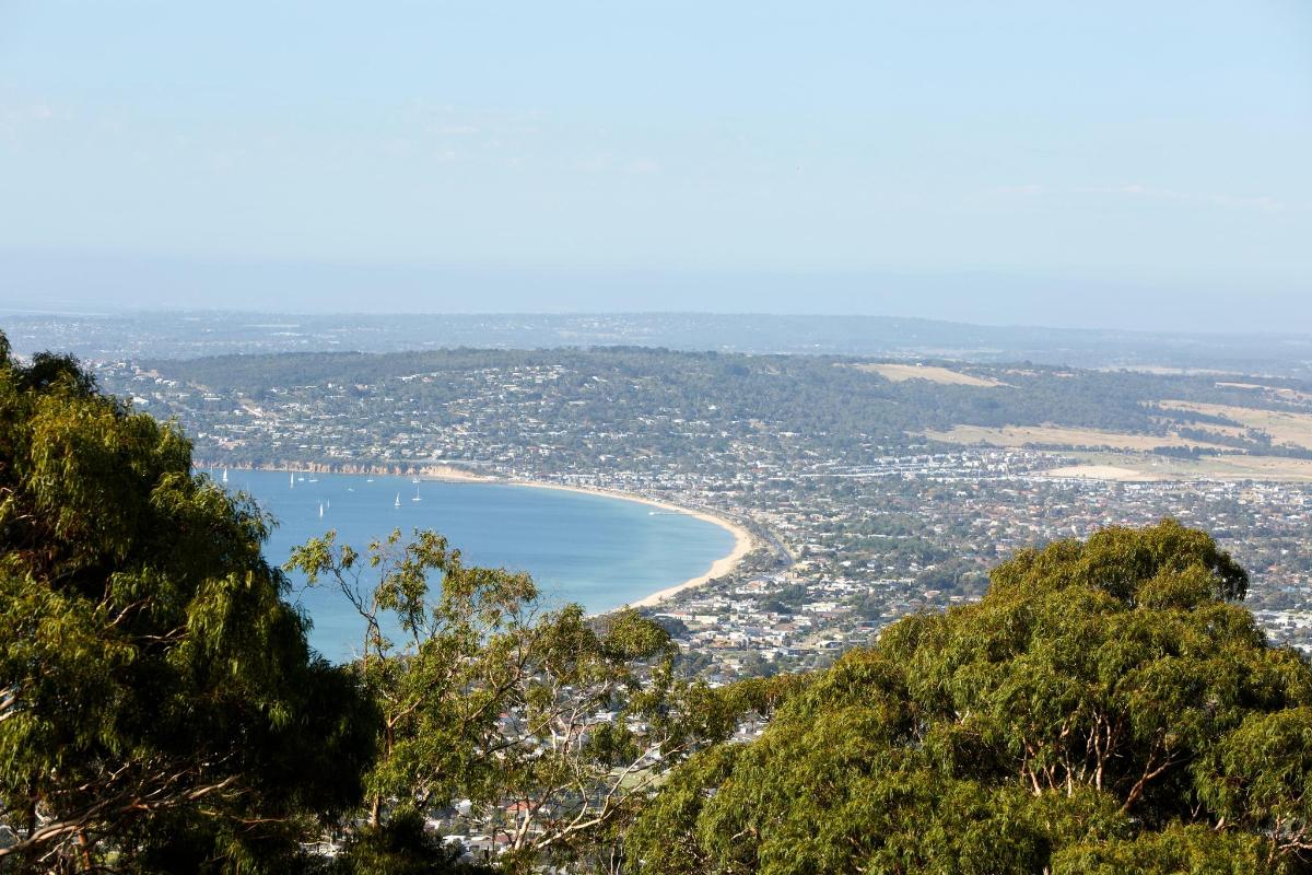 una vista de la platja des de dalt