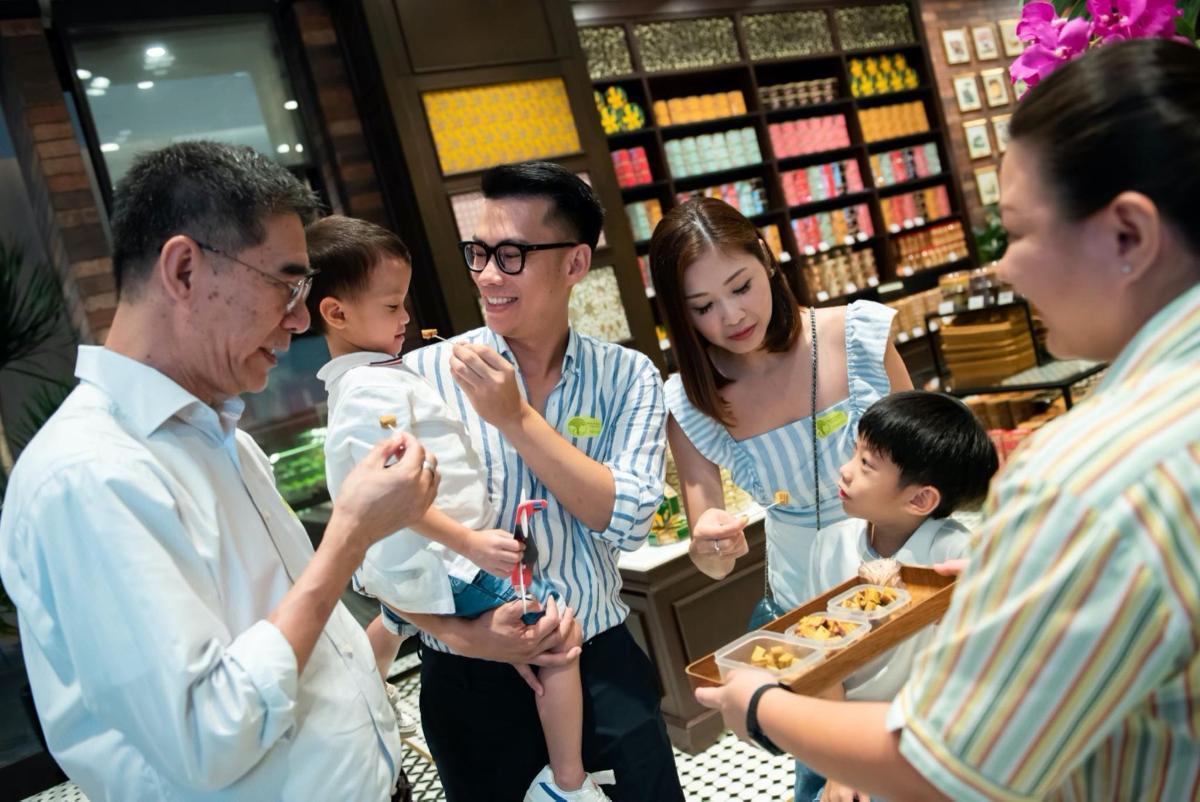 食料品店で赤ちゃんを抱っこしている男性