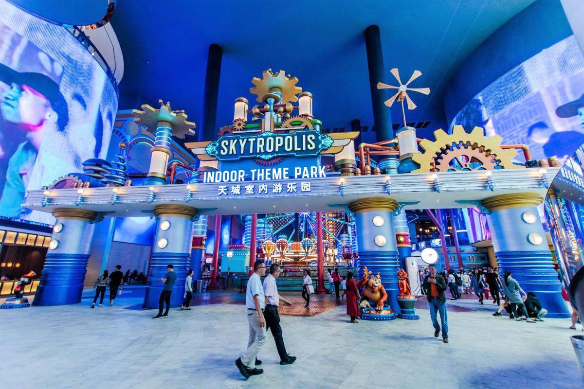 skupina lidí procházejících se po zábavním parku Disney