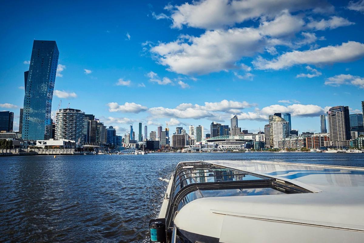 ein Boot im Wasser vor einer Stadt