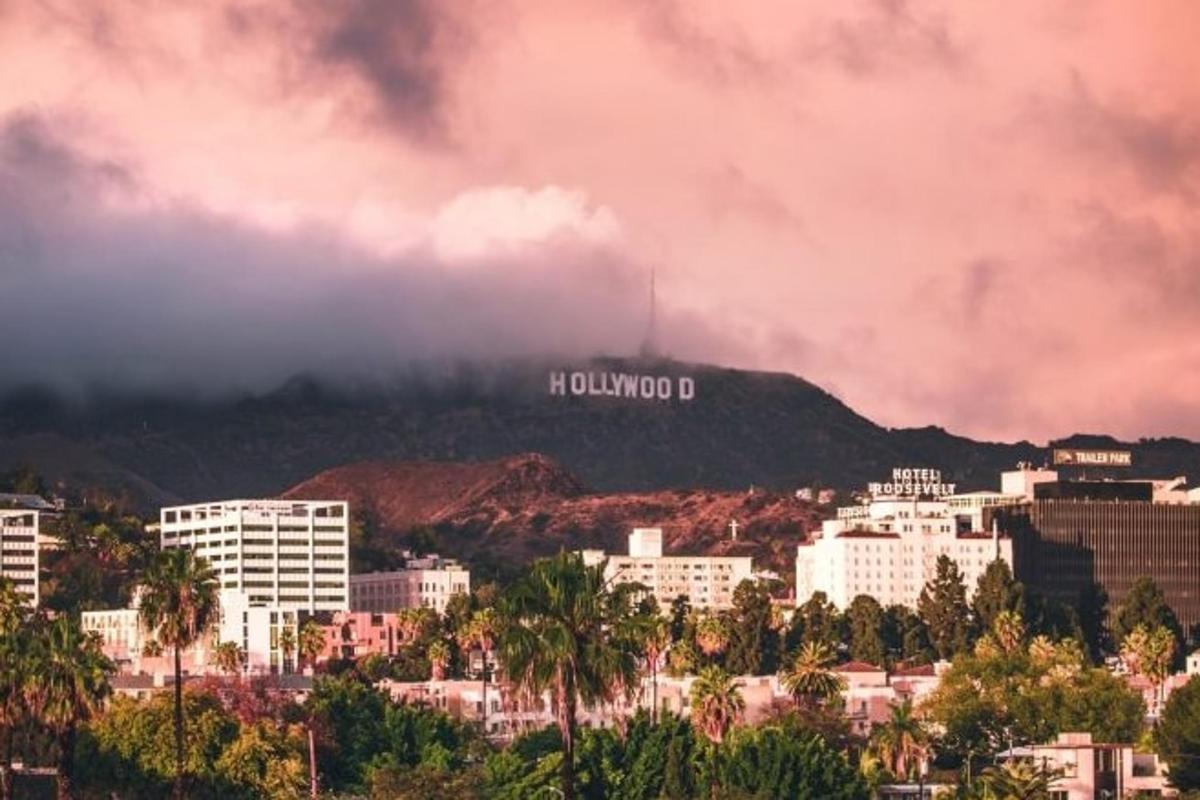 mesto s hollywoodskim znakom na vrhu gore