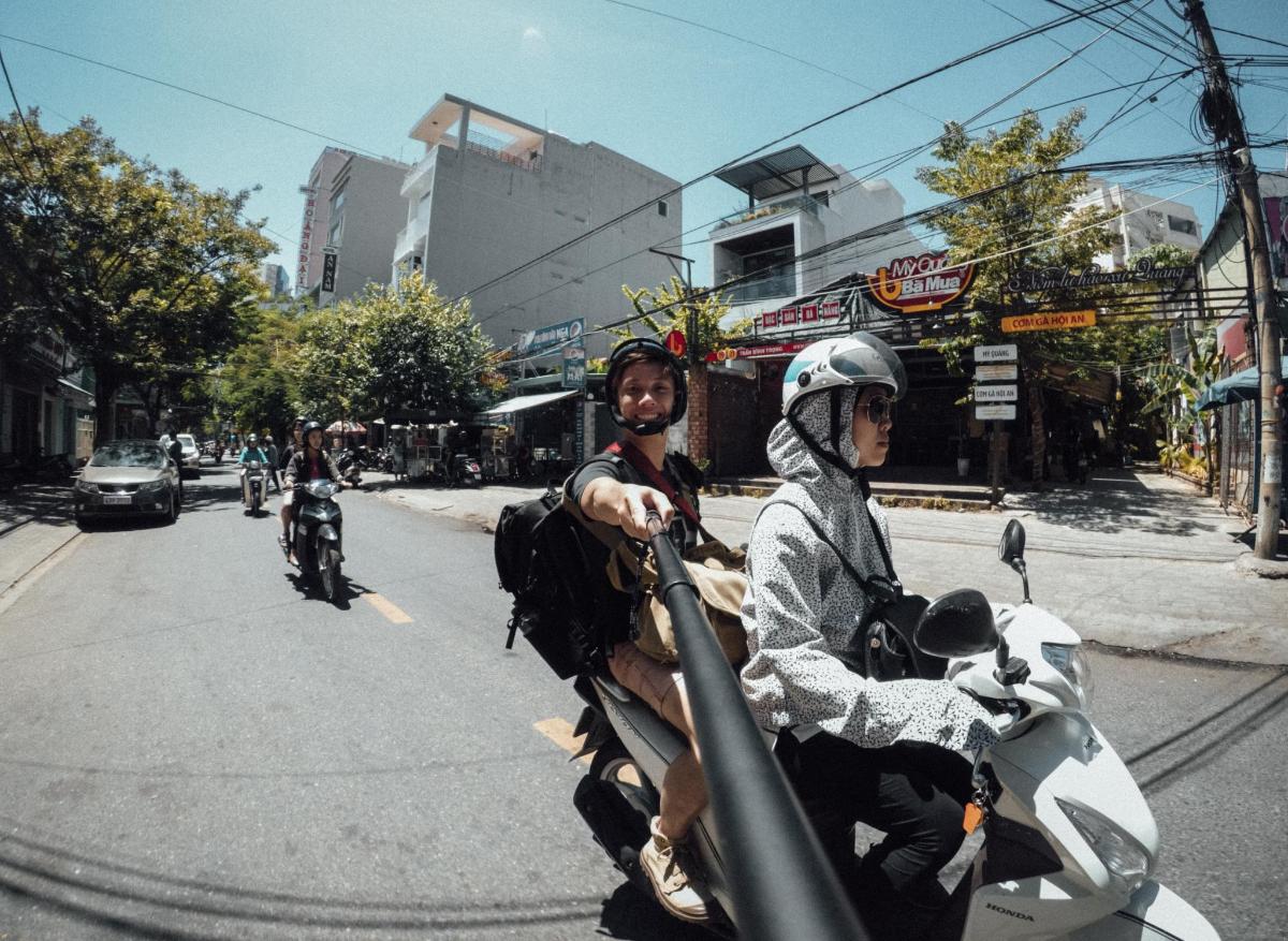 dues persones van amb moto pel carrer