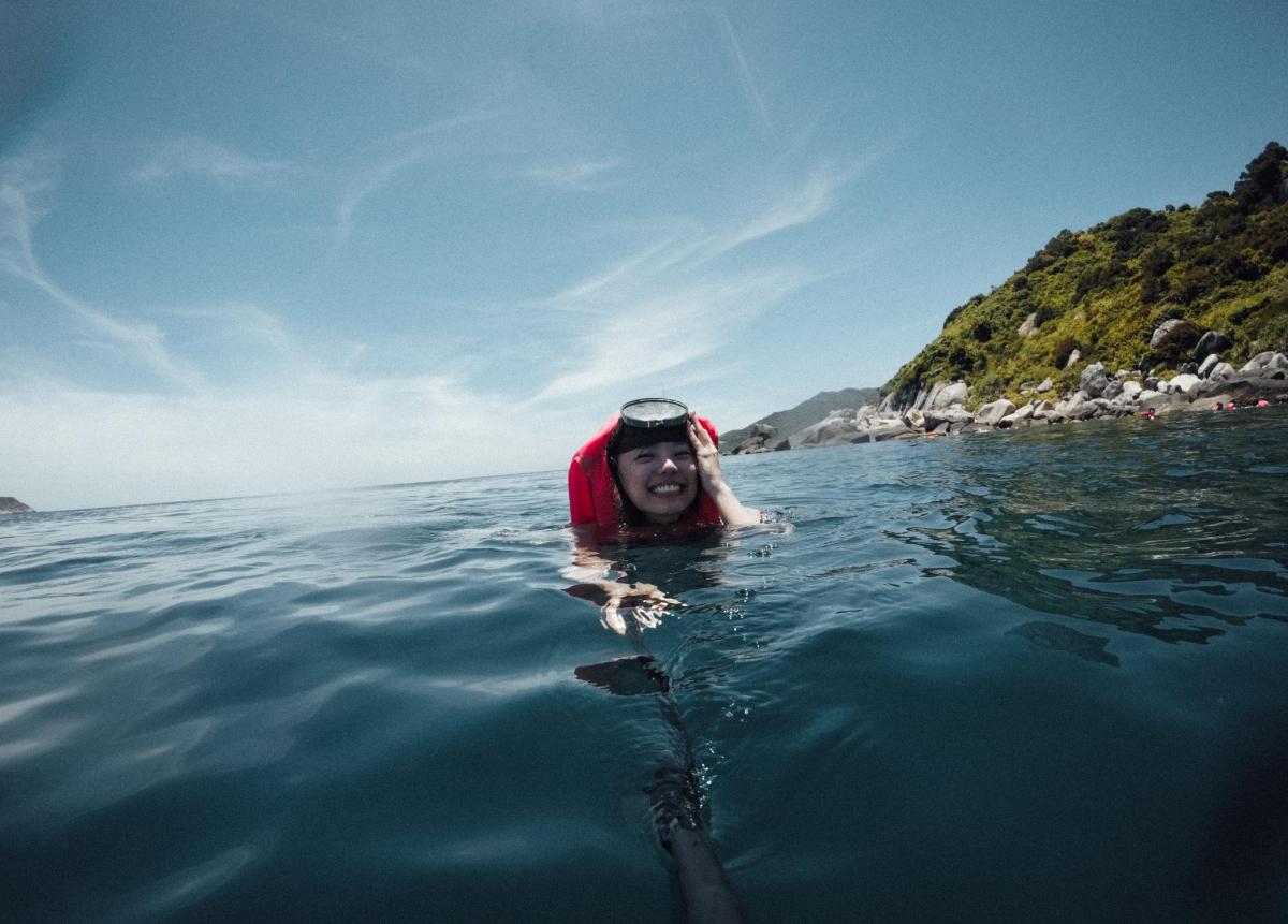 una donna nell'acqua dell'oceano