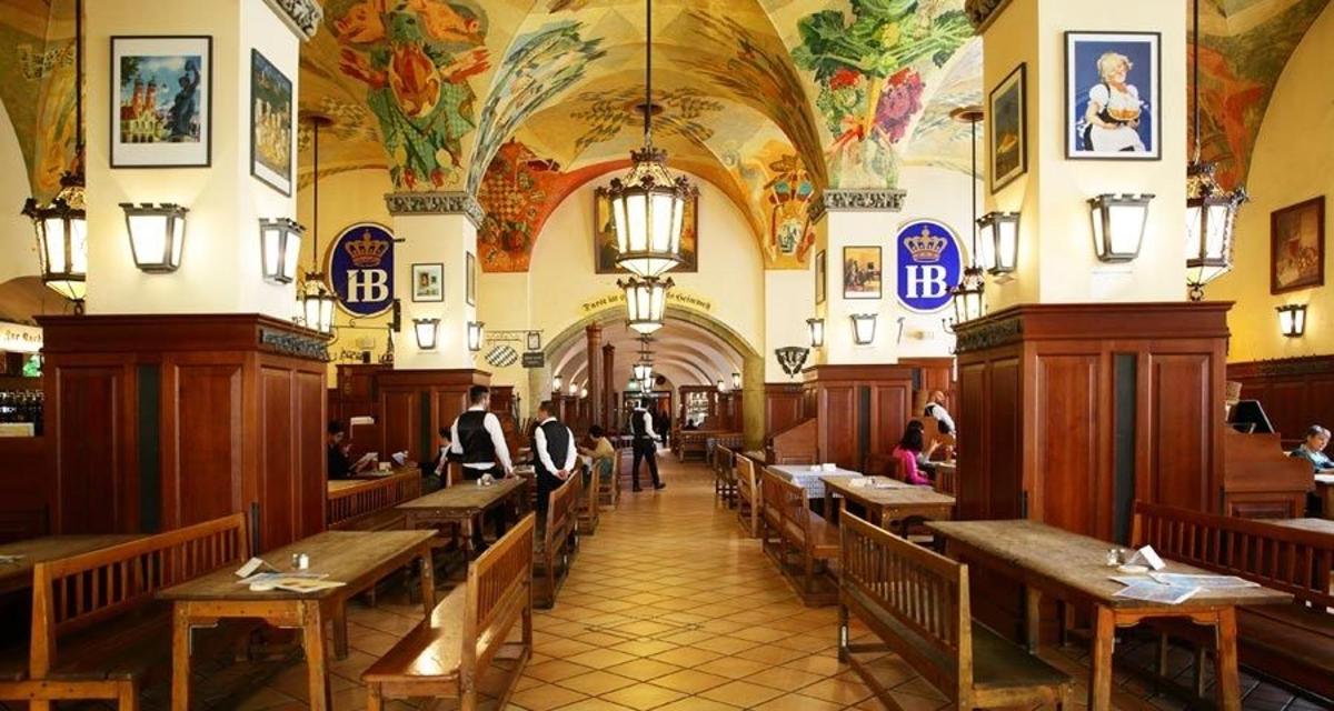 restaurace se stoly a lidmi sedícími u nich