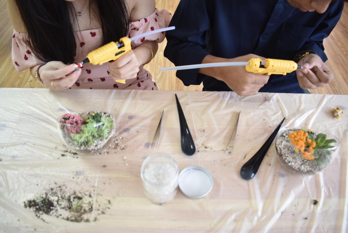 un paio di persone che preparano il cibo su un tavolo