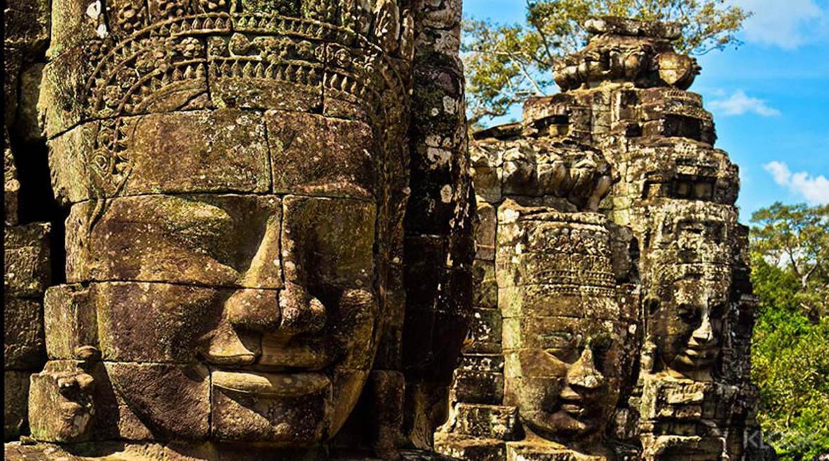 dinding batu dengan muka di atasnya