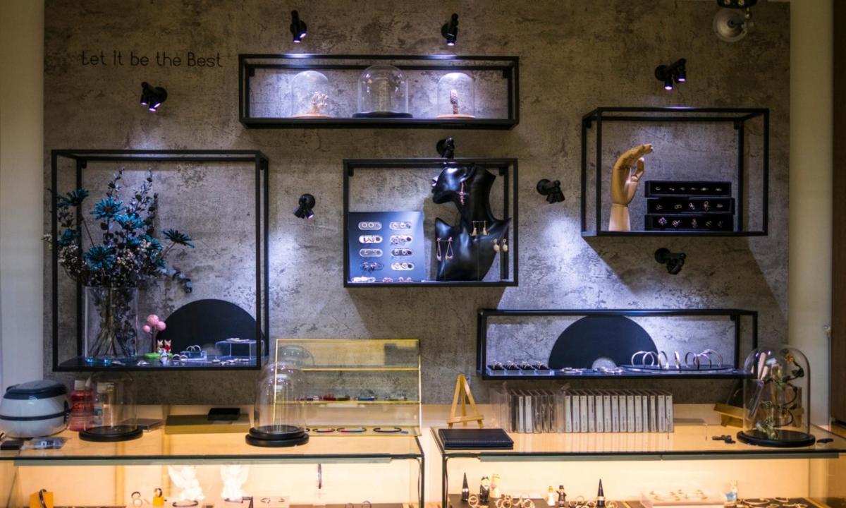 et utstillingsvindu i en butikk fylt med mange varer