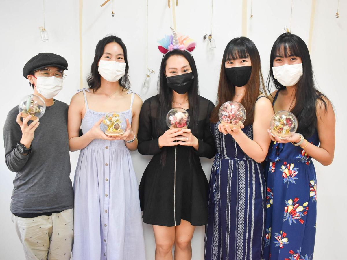 un gruppo di persone che indossano maschere e posano per una foto