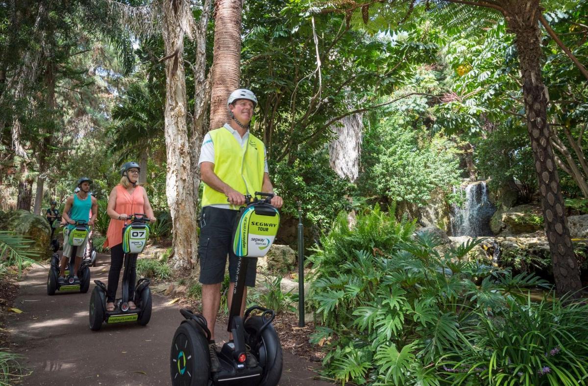 un bărbat călărind pe Segway-uri pe o potecă
