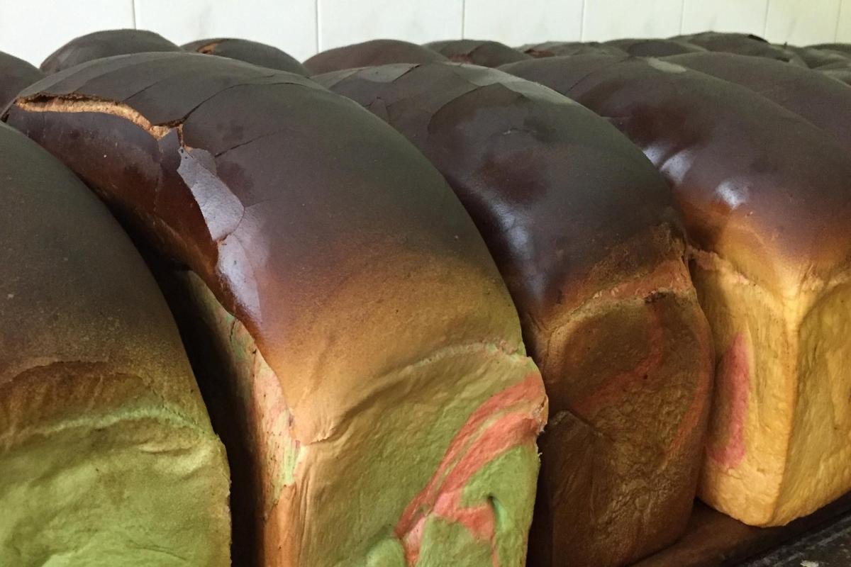 sekumpulan roti duduk di atas dulang