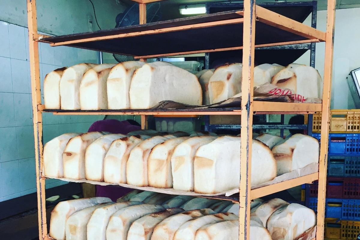 rak yang penuh dengan banyak roti