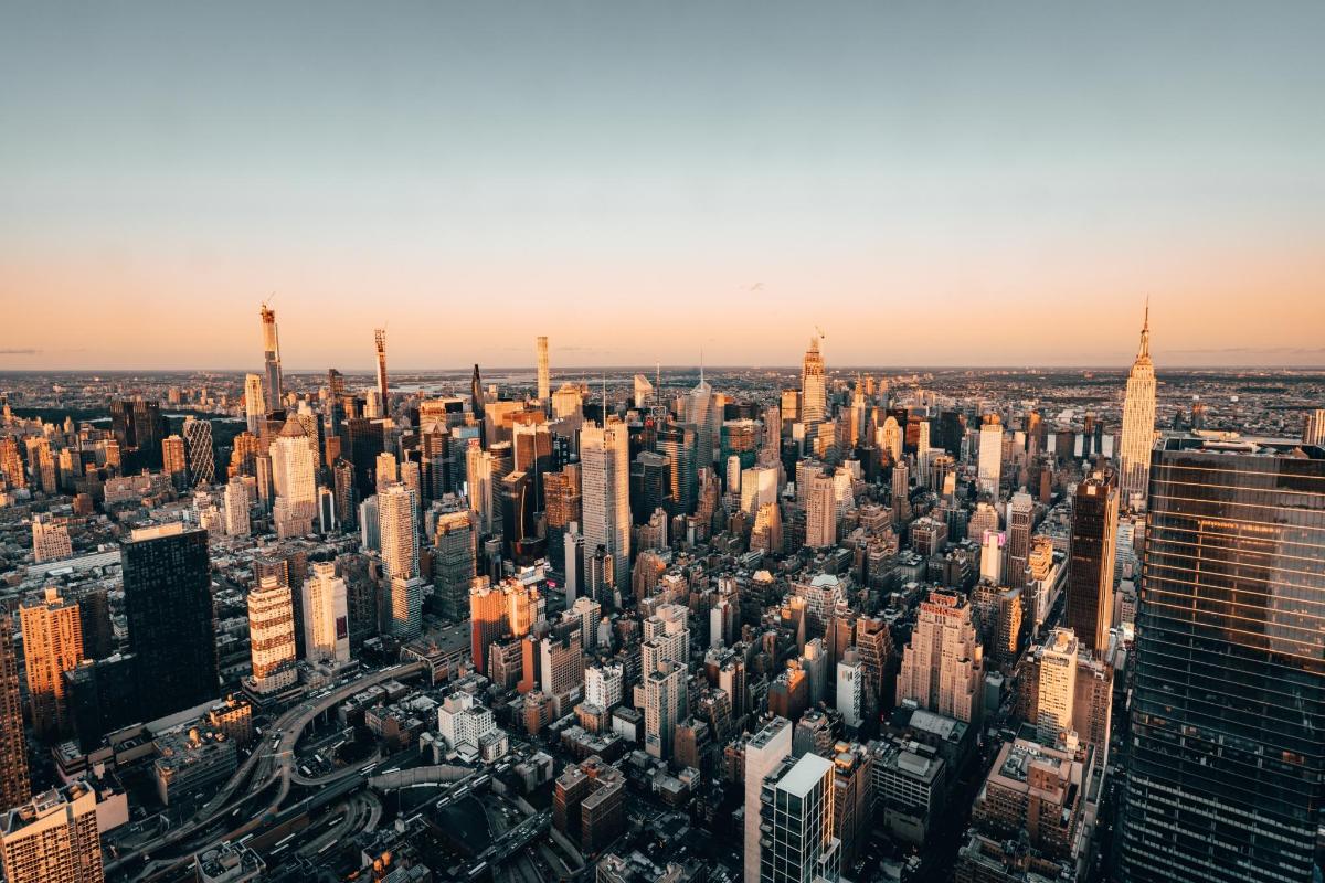 eine Luftaufnahme einer Stadt mit hohen Gebäuden