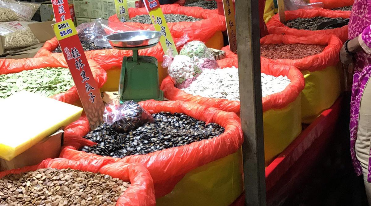 プラスチック容器に入ったさまざまな種類の食品の展示