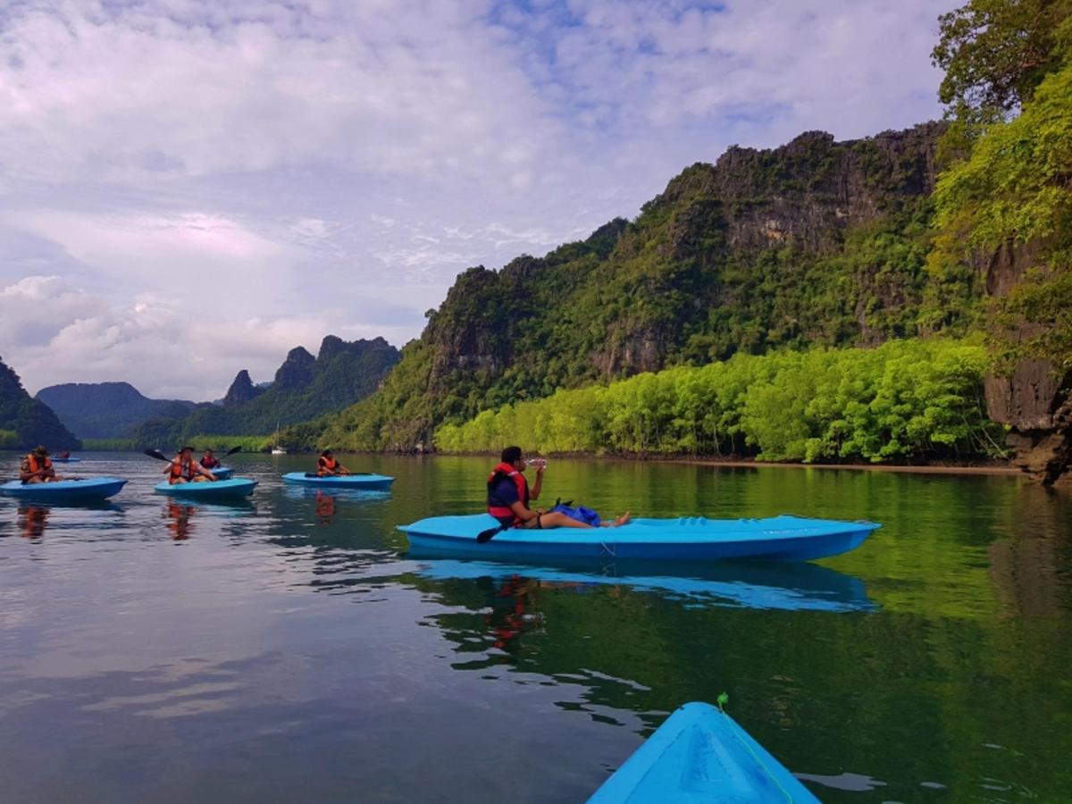 Un grupo de personas haciendo kayak en un río con montañas.
