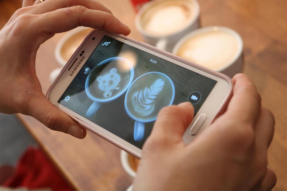 una persona che tiene in mano un telefono cellulare