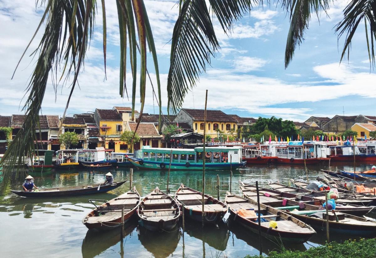 sekumpulan bot berlabuh di pelabuhan dengan rumah