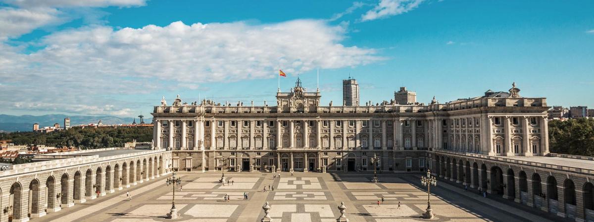 un gran edifici amb una bandera a sobre