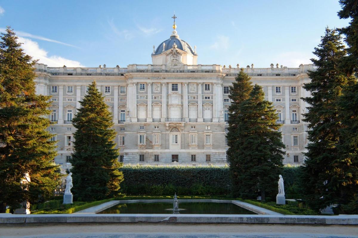un gran edifici amb una font al davant