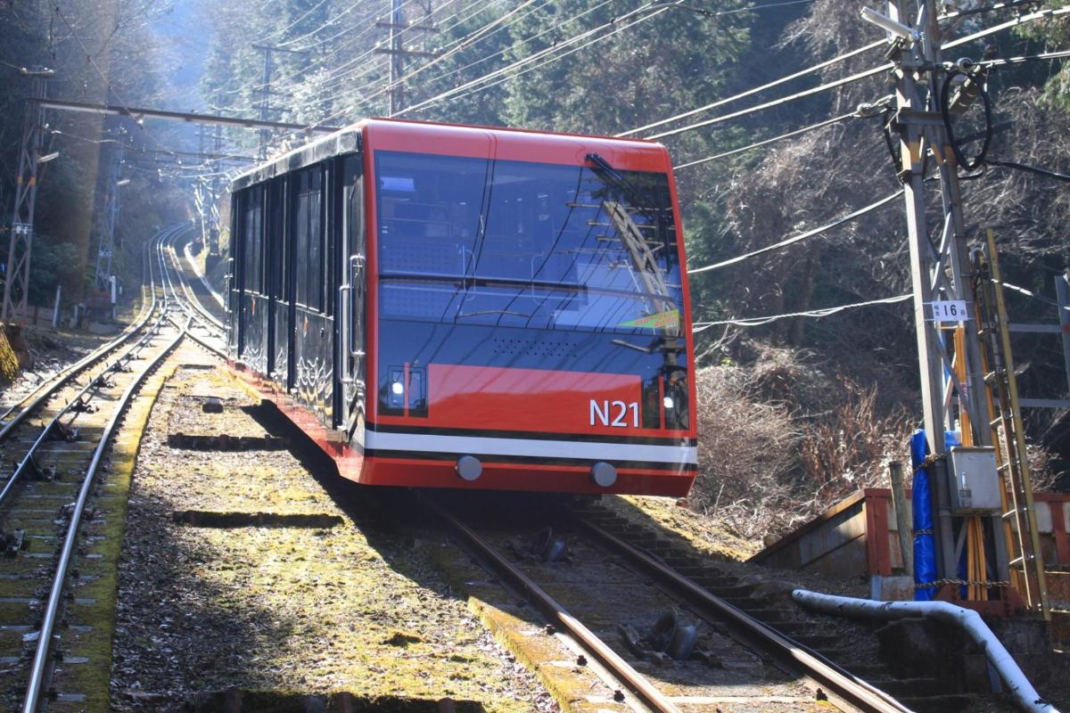 punane rong sõidab mööda rööpaid