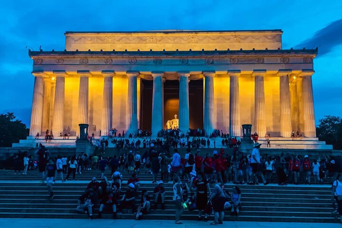 una folla di persone in piedi davanti a un monumento