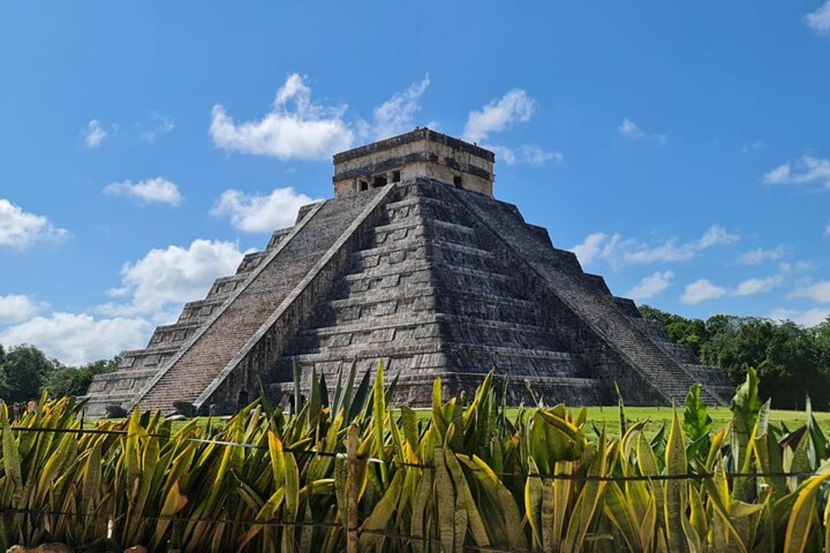 sebuah piramid di piramid mayan