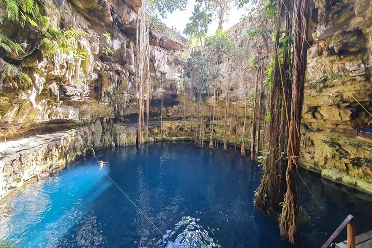 bot di kolam air biru di ngarai