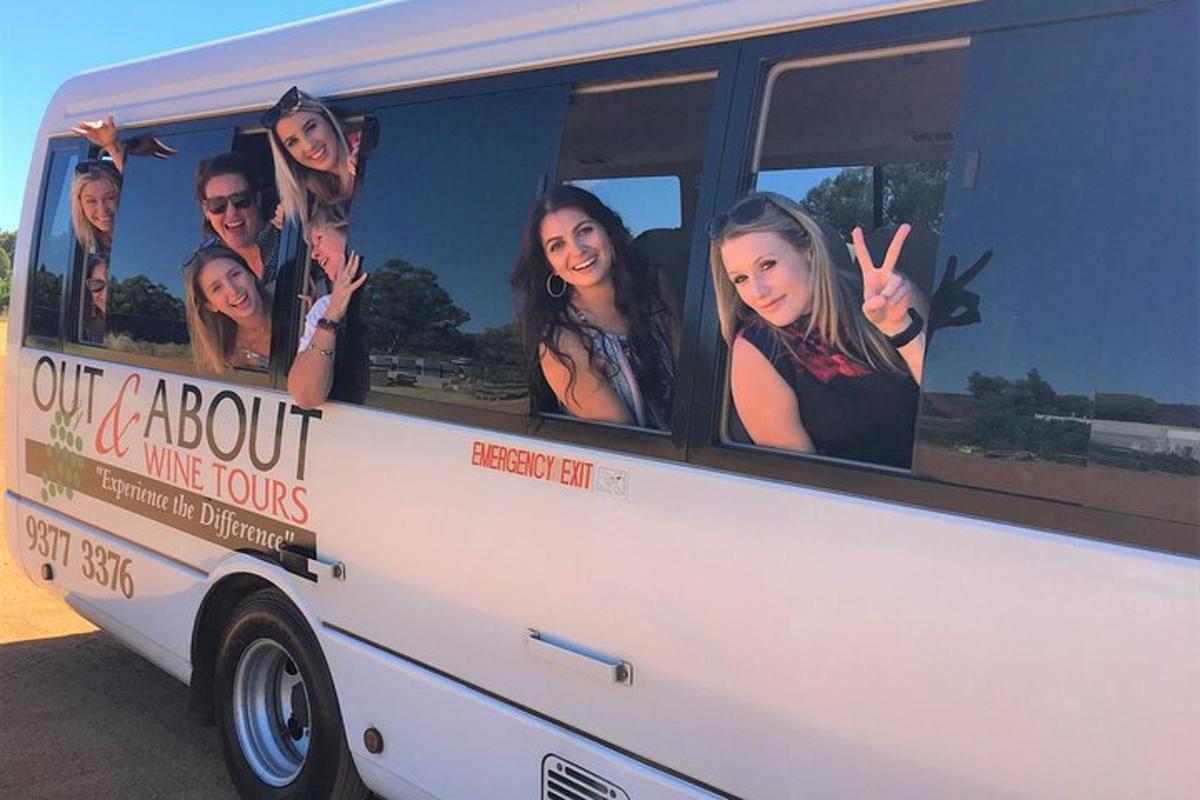 un gruppo di persone che salutano dal lato di un autobus